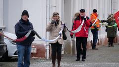 Mit dem insgesamt 1,5 Kilometer langen Schal will die AWO Saarland auf das Thema Altersarmut aufmerksam machen. (Foto: Pasquale D'Angiolillo)