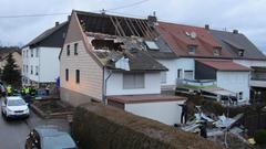 In Dillingen-Diefflen fegte der Sturm das Dach eines Wohnhauses zur Hälfte weg. (Foto: Jonas Hector/Feuerwehr)