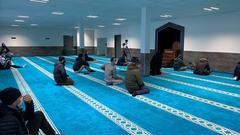 Betende in der neuen Moschee in Sulzbach (Foto: Markus Person/SR)
