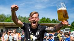 SVE-Spieler Luca Menke bejubelt die Meisterschaft (Foto: picture alliance / Eibner-Pressefoto | Neis / Eibner-Pressefoto)