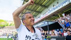 SVE-Trainer Horst Steffen bejubelt die Meisterschaft. (Foto: picture alliance / Eibner-Pressefoto | Neis / Eibner-Pressefoto)
