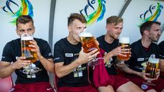 Manuel Kober, Robin Fellhauer, Luca Menke und Nico Karger feiern die Meisterschaft. (Foto: picture alliance / Eibner-Pressefoto | Neis / Eibner-Pressefoto)
