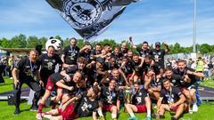Die Mannschaft der SV Elversberg und Trainer Horst Steffen (l.) bejubeln die Meisterschaft  (Foto: picture alliance / Eibner-Pressefoto | Neis / Eibner-Pressefoto)