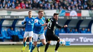 Im Zweikampf: Oliver Hüsing (Hansa Rostock) und Elversbergs Luca Schnellbacher (Foto: IMAGO / Ostseephoto)