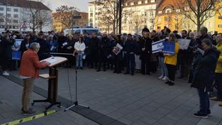 Menschen vor der Synagoge in Saarbrücken. (Foto: SR / Patrick Wiermer)