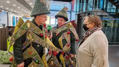 Tannenbaum-Bescherung für Silvia vom Flughafen-Bistro (Foto: SR/Raphael Klein)