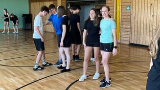 Schüler tanzen in der Turnhalle des Von der Leyen-Gymnasiums in Blieskastel (Foto: SR/Max Zettler)