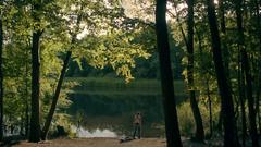 Blick durch den Wald auf den Fischbachtalweiher (Foto: SR)