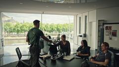 Das „Tatort“-Büro des Polizeipräsidium in den Räumen der IHK des Saarlandes mit Panorama-Fensterblick über die Saar aufs Staatstheater (Foto: SR)