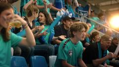 Filmszene auf der Zuschauertribüne im Ludwigsparktstadion Saarbrücken (Foto: SR)