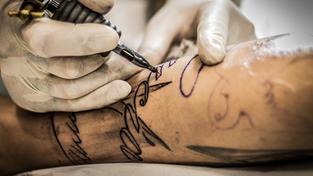 Ein Tätowierer beim Stechen eines Tattoos (Foto: pixabay/ilovetattoos)