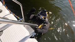 Ein Mann im Tauchanzug steigt in Wasser. (Foto: SR)