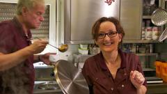 Teamwork in der Küche - Doris und Andreas Forsthuber vom Café Wien in Gorxheim (Foto: SR/Sven Rech)