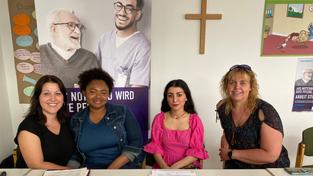 Faustina aus Ghana (2.von links) und Nour aus Syrien (3.von links) mit ihren Ausbilderinnen.  (Foto: SR/Steffani Balle)
