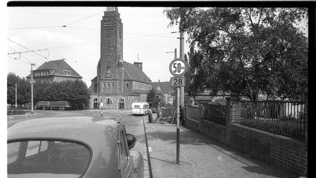 Ein Auto fährt an einem 50 km/h-Schild vorbei - in Ortschaften galt ab 1957 Tempo 50 (Foto: Landesarchiv Saarland)