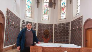 Pfarrer Alexander Klein in der Kirche St.Johannes in St.Ingbert-Rohrbach  (Foto: SR/Nadja Schmieding)