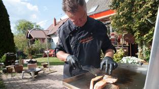 Thomas Zapp beim Grillen des Lachses (Foto: Die Grillakademie)