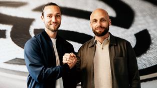 SVE-Towart Tim Boss (links) mit Sport-Vorstand Ole Book (Foto: Pressefoto / SV Elversberg)