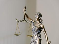 Illustration: Statue der Justitia mit Augenbinde und Waage (Foto: unsplash/Tingey Injury Law Firm)