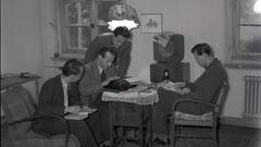 Die Redaktion der Zeitschrift "Der Tintenfisch" sitzt zusammen an der Schreibmaschine (schwarz-weiß) (Foto: Saarl. Landesarchiv / N NL-HartmannP 2217)