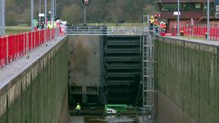 Ein neues Schleusentor in der trockengelegten Mosel-Staustufe bei Müden (Foto: SWR)