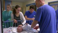Tracy versucht ihre kleine Tochter vor der OP zu beruhigen (Foto: SR)