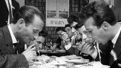 Nicht nur Frankreich, auch Italien bereicherte die saarländische Speisekarte seit den 1960er Jahren ungemein. Einen Schub zur einfachen und gehobenen, nicht nur Pizza-Pasta-Küche brachte die große Zahl der Gastarbeiter, die seit den 1950er Jahren an der Saar lebten. Im Bild das traditionelle Spaghetti-Essen an dem von der Carl-Duisberg-Gesellschaft am 1. Mai 1963 veranstalteten „Italienischen Nationalabend“. (Foto: Julius Schmidt)