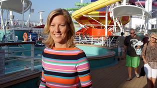 Susanne auf dem Pooldeck (Foto: SR)