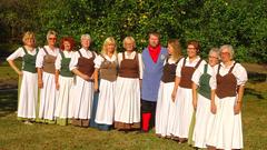 Die Walhauser Tanzgruppe in ihrer Köhlertracht (Foto: Dietmar Böhmer)