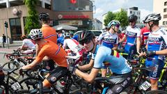 Das Feld der Trofeo beim Start in Neunkirchen (Foto: Pasquale D'Angiolillo)