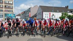 Das Feld der Trofeo beim Start in Neunkirchen (Foto: Pasquale D'Angiolillo)