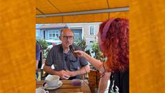 Ortsvorsteher Wolfgang Theis im Gespräch mit Susanne Wachs (Foto: Jannick Müller)