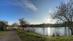 Die Uferpromenade Besch im Frühjahr (Foto: Besch aktiv e.V.)
