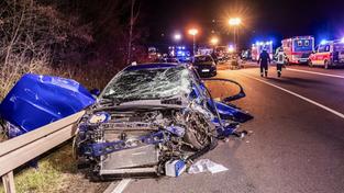 Ein schwerer Verkehrsunfall auf der B269 (Foto: Rolf Ruppenthal)