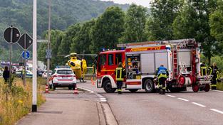 Feuerwehr, Polizei und Rettungshubschrauber sind nach einem tödlichen Autounfall im Einsatz (Foto: Rolf Ruppenthal)