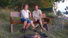 Simin Sadeghi und Gunnar Fiedler beim Grillen als Abschluss der Insel-Safari (Foto: SR)