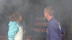 Simin Sadeghi und Stefan Eilrich räuchern in der Koserower Salzhütte Fisch (Foto: SR)