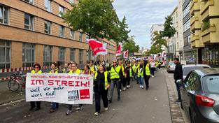 Demonstrierende halten Transparente beim Einzelhandelsstreik der Gewerkschaft Verdi (Foto: SR/Jimmy Both)