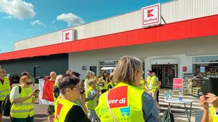 Beschäftigte streiken vor dem Kaufland-Supermarkt in Homburg (Foto: Sabine Wachs/SR)