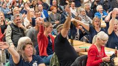 Die Narren aus Niedersalbach gemeinsam mit dem TV Pflugscheid gegen den Musikverein 