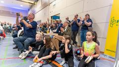 Die Narren aus Niedersalbach gemeinsam mit dem TV Pflugscheid gegen den Musikverein 