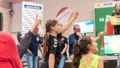 Die Narren aus Niedersalbach gemeinsam mit dem TV Pflugscheid gegen den Musikverein 
