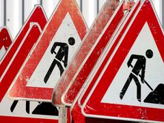 Verkehrsschilder für eine Baustelle  (Foto: dpa)