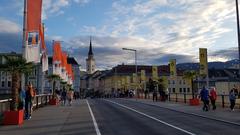 In Villach über die Stadtbrücke und den Hauptplatz bummeln. (Foto: SR)