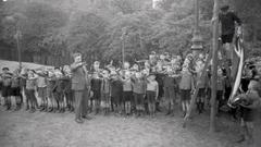 Kinder zeigen den Hitlergruß (Foto: Landesarchiv des Saarlandes/Julius Walter, Dudweiler)