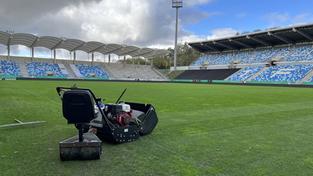 Walze auf dem Rasen im Saarbrücker Ludwigsparkstadion  (Foto: SR/Sabine Wachs)