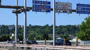 Autobahnschilder auf der A620 zur Sperrung der Westspangen-Anschlussstelle (Foto: SR/Christoph Borgans)