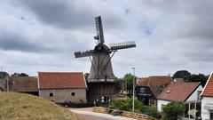 Eine Windmühle steht am Ortseingang von Ouedeschild (Foto: Barbara Lindahl)