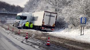 Ein Lkw liegt am 21.01.2023 auf der A8 bei Elversberg im Graben. (Foto: BeckerBredel)