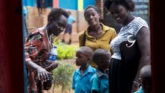 Kirabo Kalanzi (1.v.r.), die Frau von Schulleiter Moses, kennt den Hintergrund von fast jedem Kind an der Abato-Schule.  (Foto: Christian Neu)